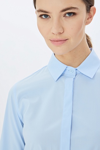 Приталенная блузка голубого цвета