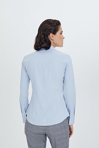 Базовая нежно-голубая блузка с широкими манжетами