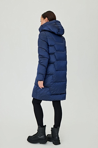 Синий пуховик с фигурной стежкой