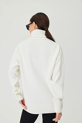 Белый пуловер oversize