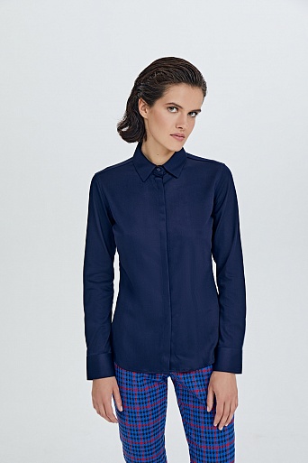 Базовая темно-синяя блузка с широкими манжетами