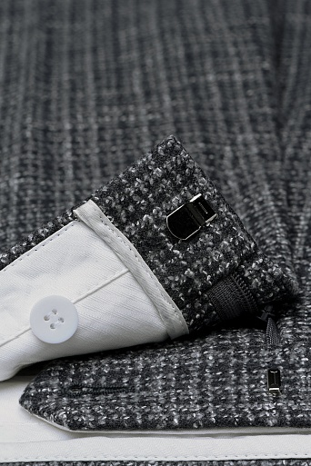 Свободные костюмные брюки из букле в клетку, серые