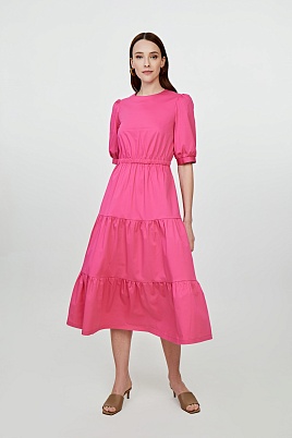 Розовое платье с многоярусной юбкой