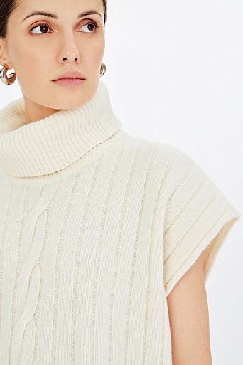 Белый удлиненный свитер без рукавов