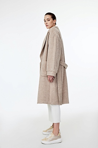 Бежевое пальто-халат из текстурной ткани