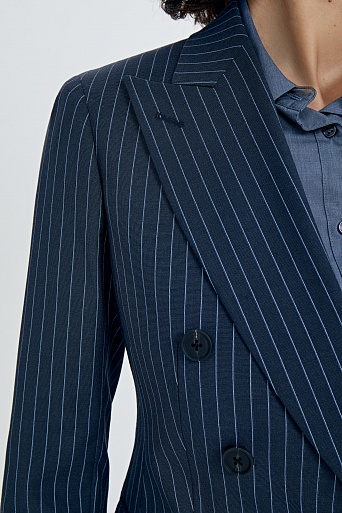 Двубортный пиджак темно-синего цвета в белую полоску
