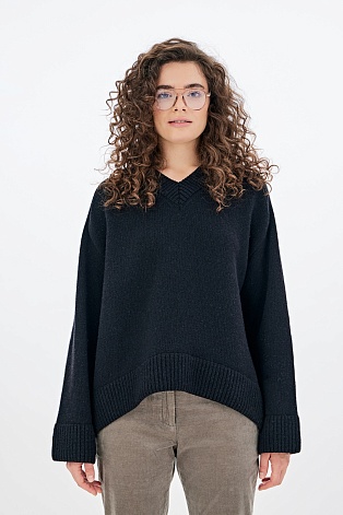 Черный свитер с разрезом сзади