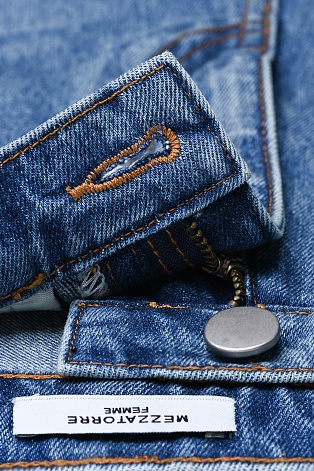 Прямые джинсы с потертостями, голубые