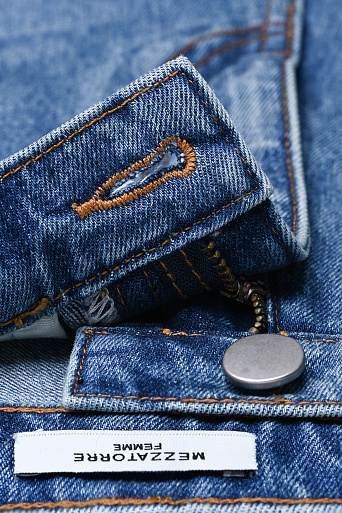 Прямые джинсы с потертостями, голубые