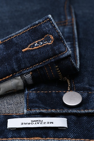 Прямые джинсы с потертостями, темно-синие