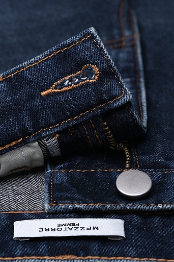 Прямые джинсы с потертостями, темно-синие