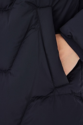 Темно-синее пуховое пальто с фигурной стежкой