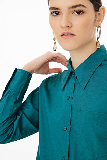 Сине-зеленая блузка рубашечного покроя