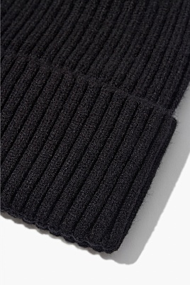 Черная шапка с отворотом