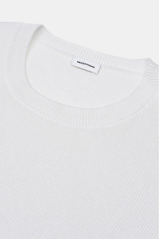 Белая футболка в рубчик