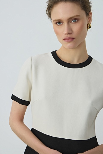 Платье-футляр с короткими рукавами, черно-белое