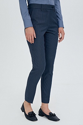 Зауженные брюки темно-синего цвета в белую полоску