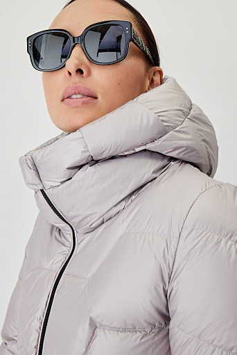Светло-серый пуховик с фигурной стежкой