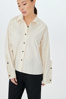 Кремовая блузка с контрастными пуговицами