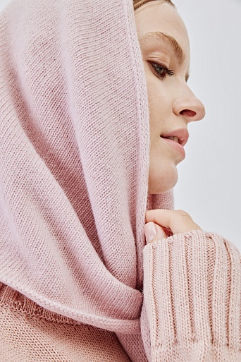 Светло-розовый шерстяной платок