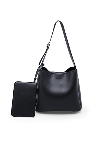 Черная кожаная сумка на ремешке