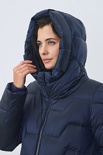 Синий пуховик с фигурной стежкой