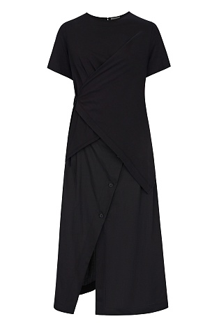 Черное платье с коротким рукавом
