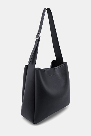 Черная кожаная сумка на ремешке