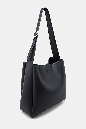 Черная кожаная сумка на ремешке