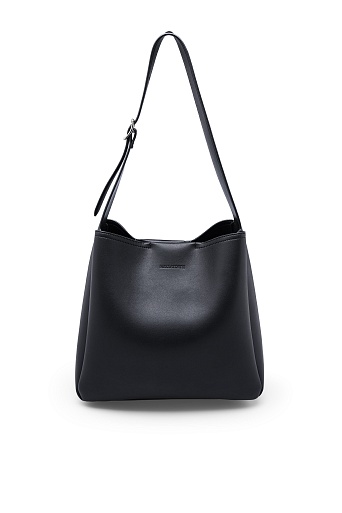 Черная кожаная сумка на ремешке