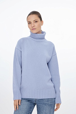 Нежно-голубой свитер