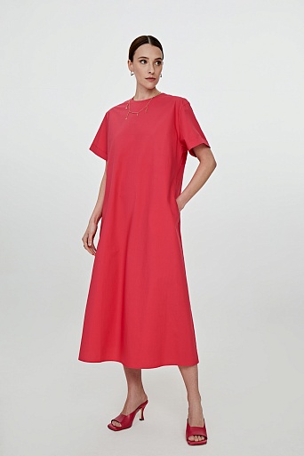 Красное платье свободного кроя с поясом