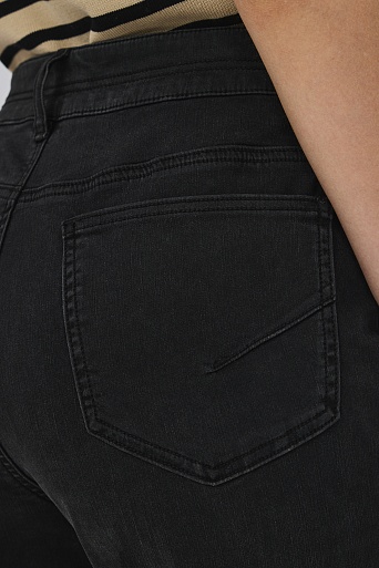 Черные зауженные джинсы с потертостями