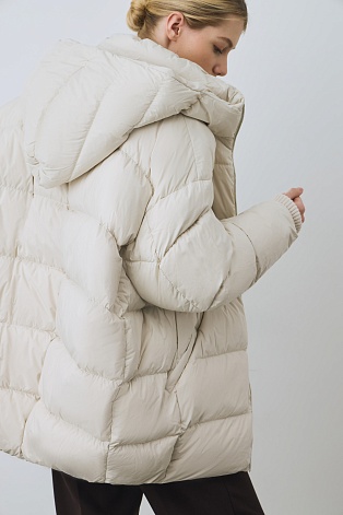 Молочный пуховик оверсайз