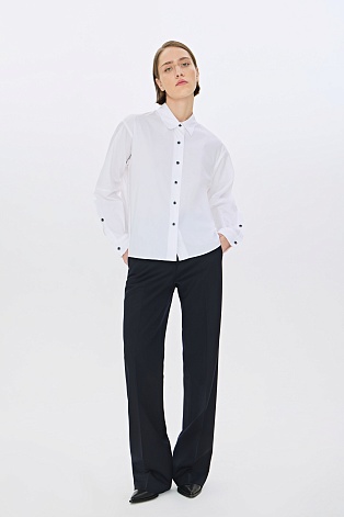 Белая блузка с контрастными пуговицами