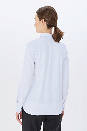 Белая блузка с декоративными вытачками