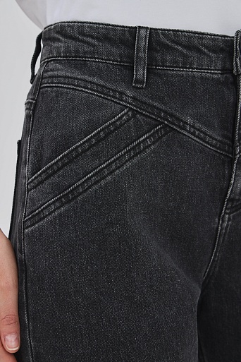 Черные прямые джинсы c декоративной кокеткой