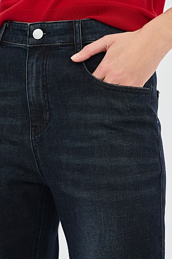 Черные прямые джинсы с потертостями