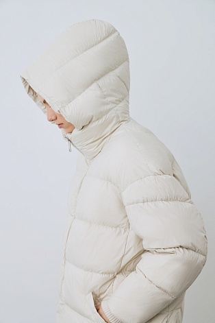 Молочный пуховик оверсайз