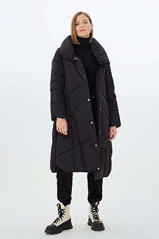 Черное удлиненное пуховое пальто с диагональной стежкой