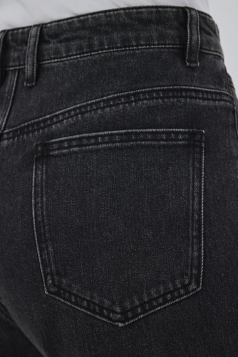 Черные прямые джинсы c декоративной кокеткой
